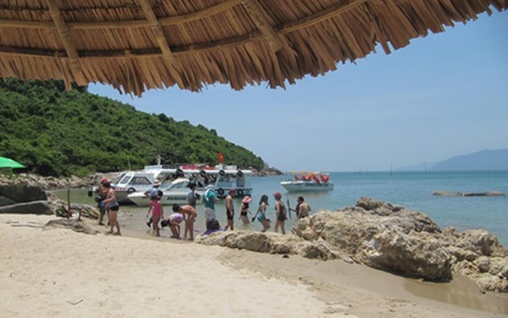 Da Nang cuts prices to draw tourists - 1