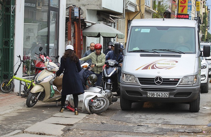 Traffic construction causes chaos in Hanoi's Tay Ho District - 7