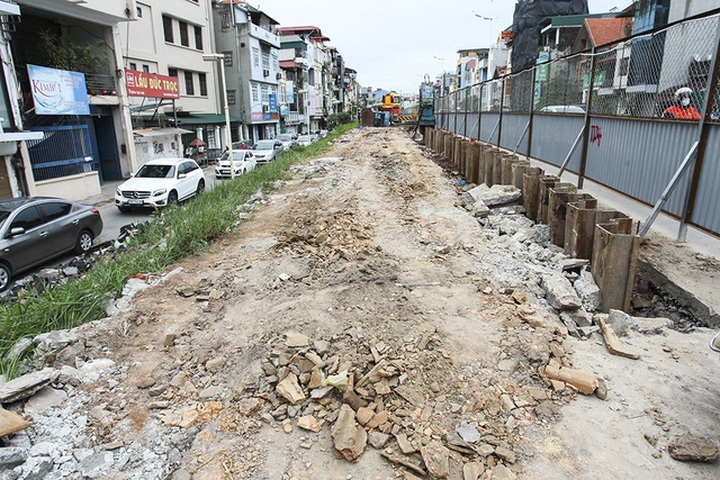 Traffic construction causes chaos in Hanoi's Tay Ho District - 2