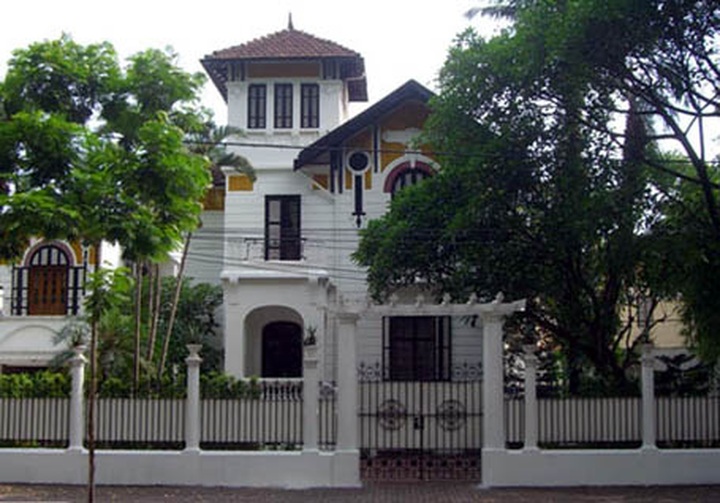 Official slams use of western-style architecture - 1