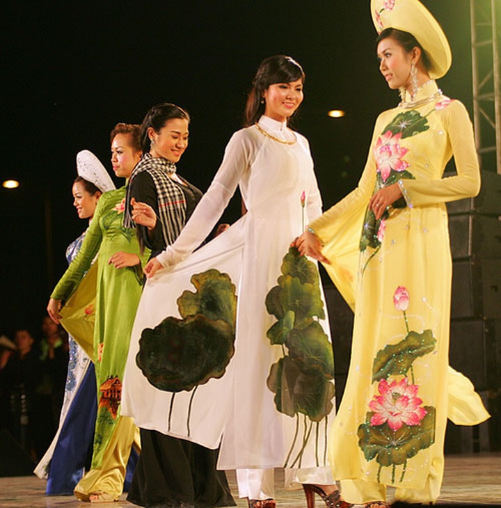 Ethnic costumes on show - 8