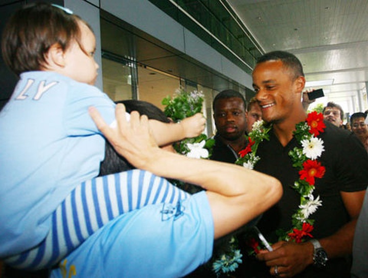 Man City Captain Kompany arrives in Vietnam - 1