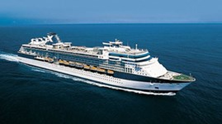 Luxury cruise ship brings 3,000 foreigners to Vietnam - 1