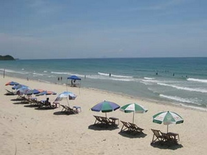 Bai Tu Long gears up for peak summer season - 1