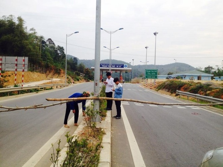 Local residents blockade highway over inadequate compensation - 2