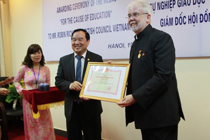 British Council director honoured for contribution to education - 1