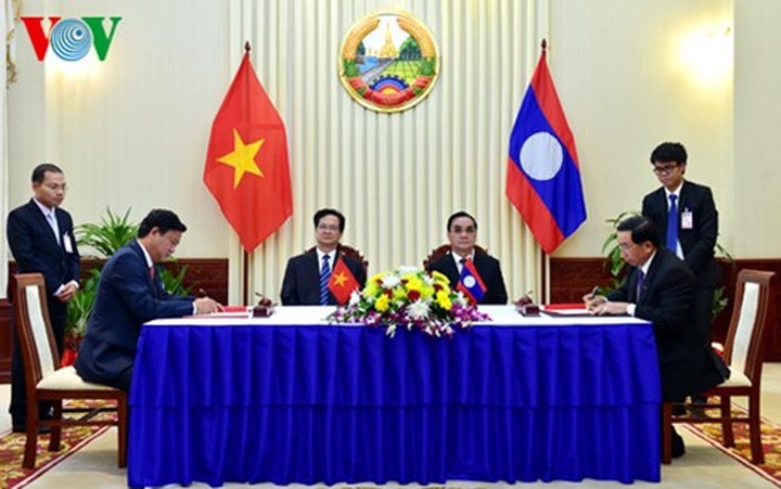 PM Dung holds talks with Lao counterpart - 3