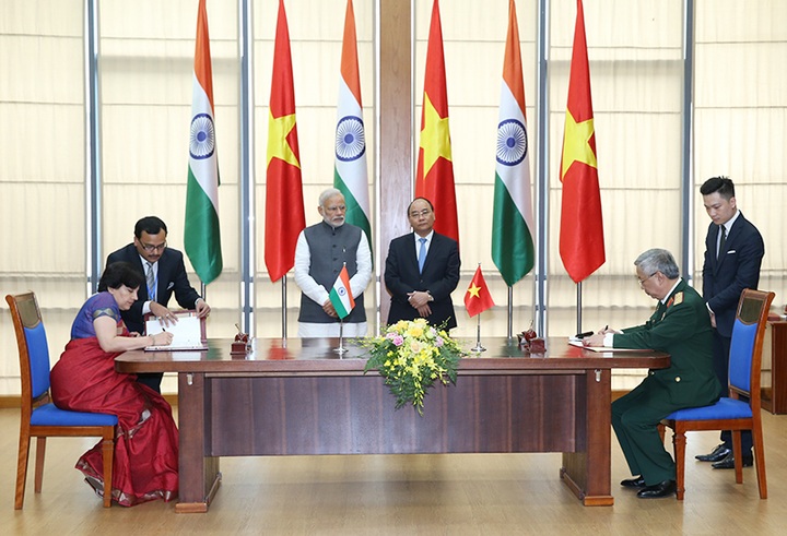 Indian PM announces new defense credit line for Vietnam - 2