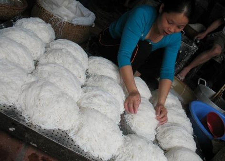 Authentic noodle makers incur business slump due to safety concerns - 1