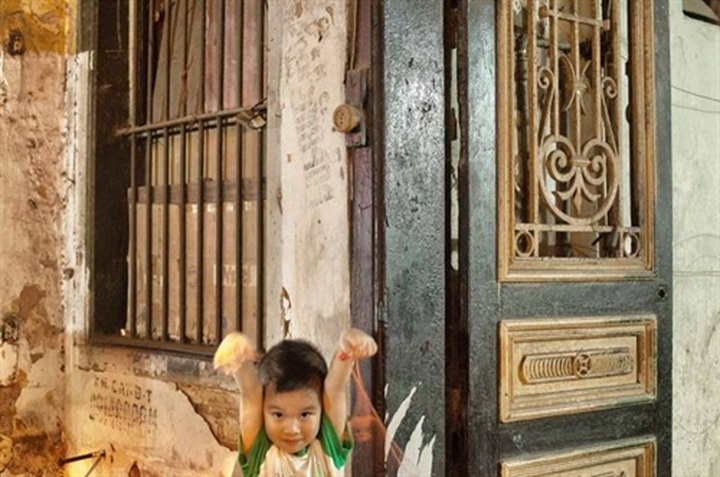 Haunting images of Hanoi go on display - 2 Haunting images of Hanoi go on display - 2