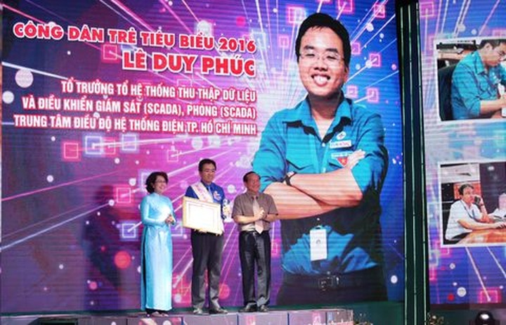 HCM City honours 10 outstanding young citizens of 2016 - 7
