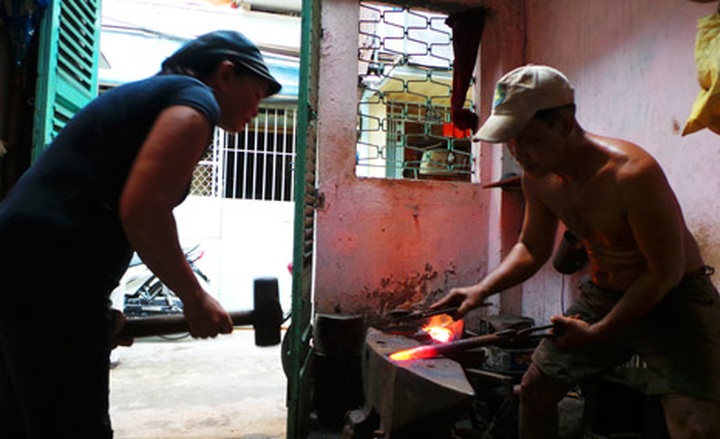 Blacksmith forges space for old craft in HCM City - 1 Blacksmith forges space for old craft in HCM City - 1