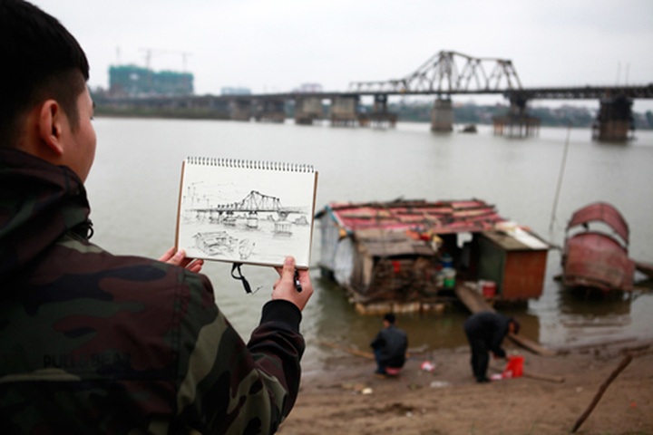 Local students sketch historic Long Bien bridge - 2