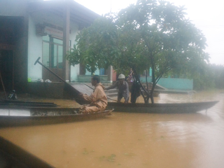 Tropical storm causes deaths and heavy flooding in central Vietnam - 2