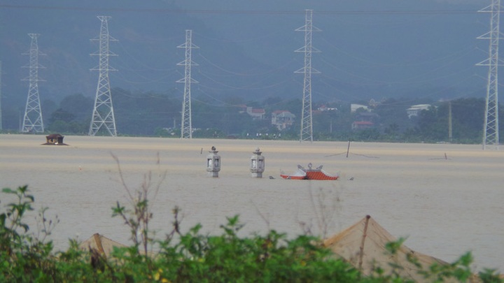 Hanoi suburbs under water after heavy rains - 7