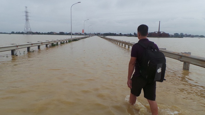Hanoi suburbs under water after heavy rains - 1