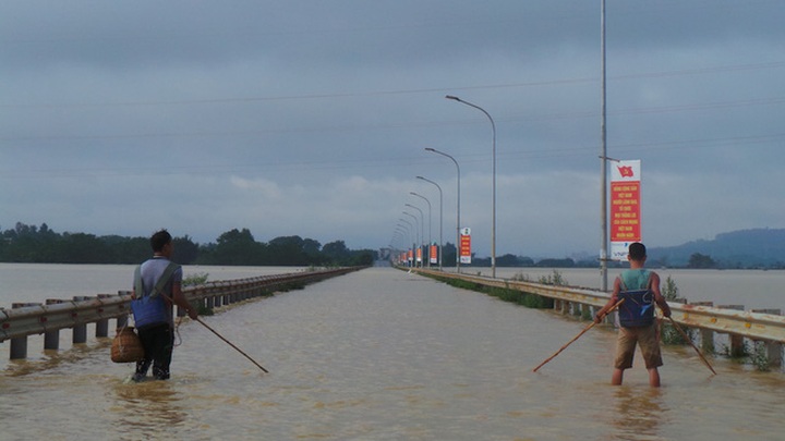 Hanoi suburbs under water after heavy rains - 4