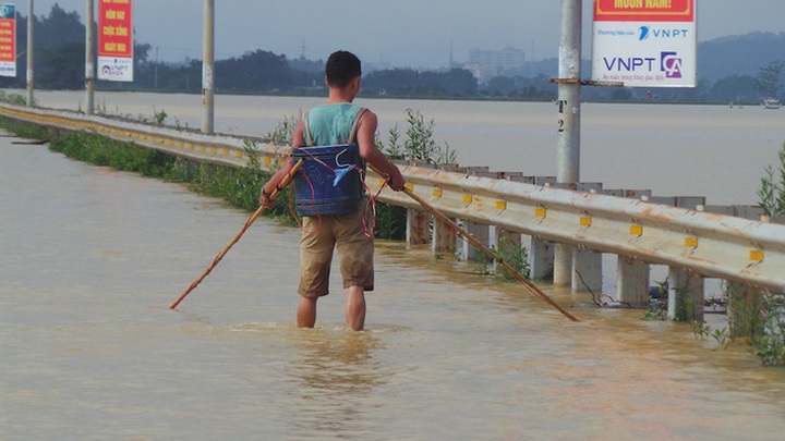 Hanoi suburbs under water after heavy rains - 5