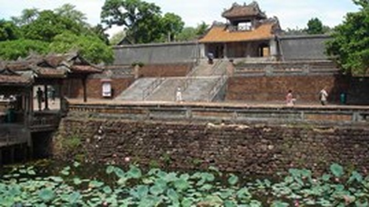 Poland helps preserve Hue’s King Tu Duc tomb - 1