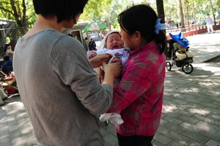 Adult breast feeding report incenses China web users - 1