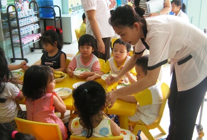 Vietnam faces shortage of 27,500 pre-school teachers - 1