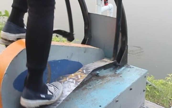 Exercising machine purifies Hanoi's lakes - 2