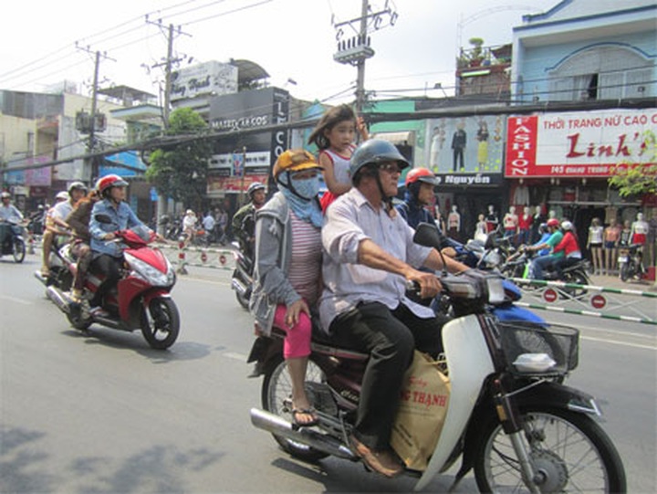 Hanoi and HCM City clamp down on child helmet rules - 2