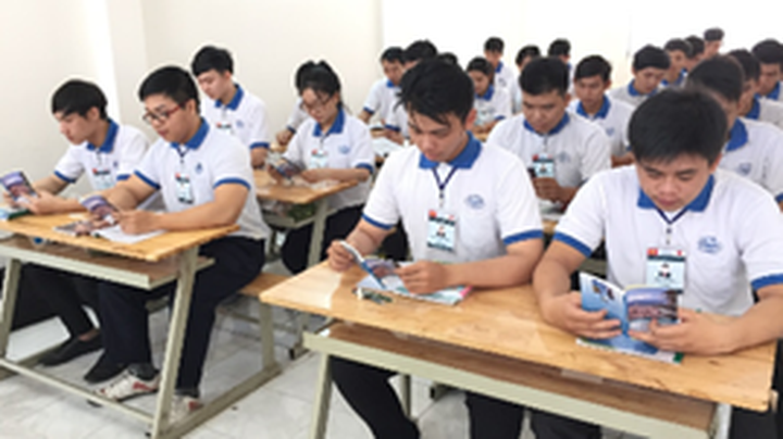 Western Union presents handbook to Vietnamese migrant workers - 1