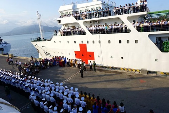 Tet gifts brought to Spratly Islands - 1