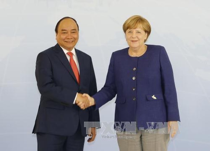 PM Nguyen Xuan Phuc holds talks with German counterpart - 1