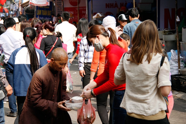 Roaming "monks" descend on Tay Ho Pagoda - 2