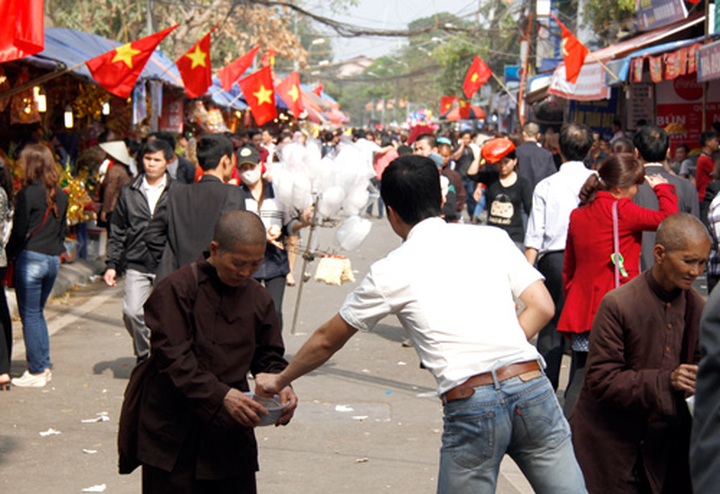 Roaming "monks" descend on Tay Ho Pagoda - 3