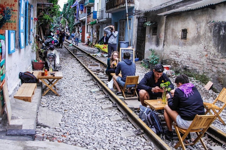 Hanoi police close down railway cafes - 3 Hanoi police close down railway cafes - 3