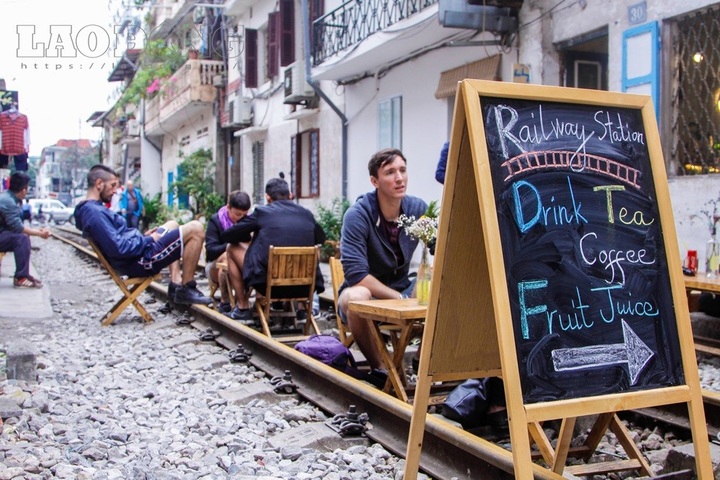 Hanoi police close down railway cafes - 4 Hanoi police close down railway cafes - 4