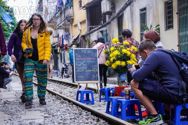Hanoi police close down railway cafes - 5 Hanoi police close down railway cafes - 5