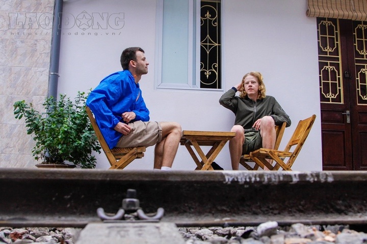 Hanoi police close down railway cafes - 7 Hanoi police close down railway cafes - 7