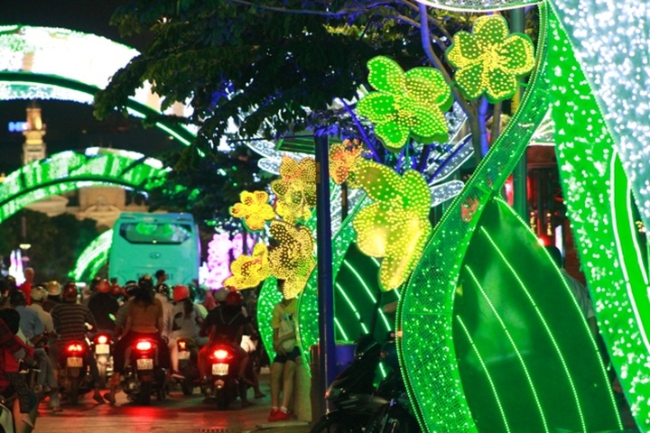 Ho Chi Minh City brightened up to celebrate new year - 3