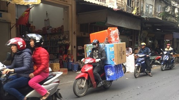 Hanoi tackles overloaded vehicles as Tet nears - 3