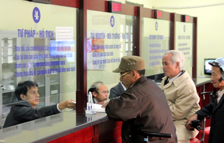 Hanoians still plagued by bureaucracy - 1