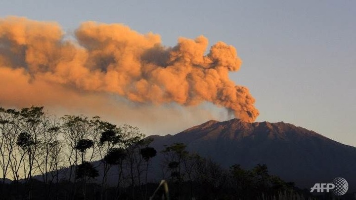 Indonesia orders new Bali airport closure due to volcano - 1