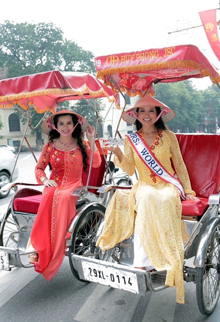 Mrs World 2011 graceful in Hanoi - 3