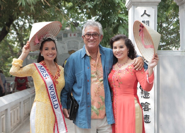 Mrs World 2011 graceful in Hanoi - 4