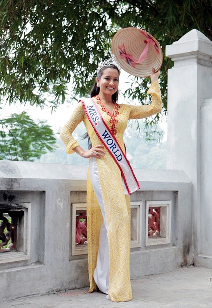 Mrs World 2011 graceful in Hanoi - 6