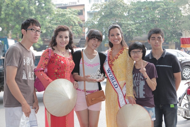 Mrs World 2011 graceful in Hanoi - 7