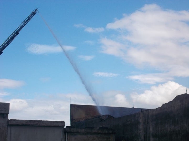 Fire destroys paint storage depot in Danang - 8
