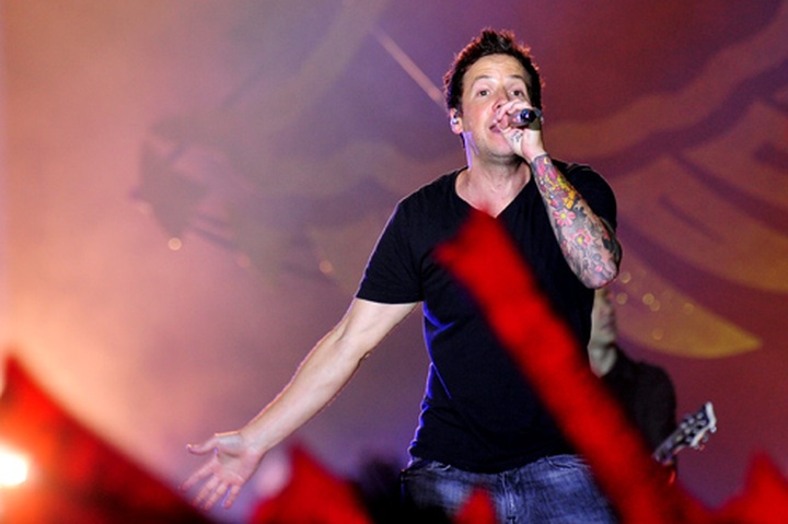 Vietnamese, foreign singers heat MTV Exit 2012 - 8