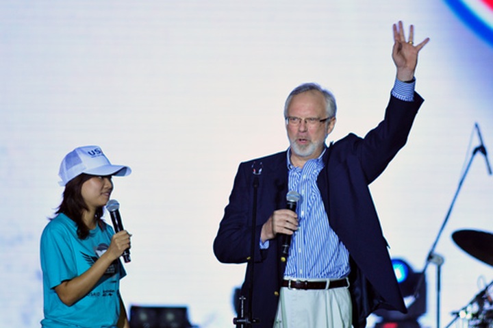 Vietnamese, foreign singers heat MTV Exit 2012 - 3