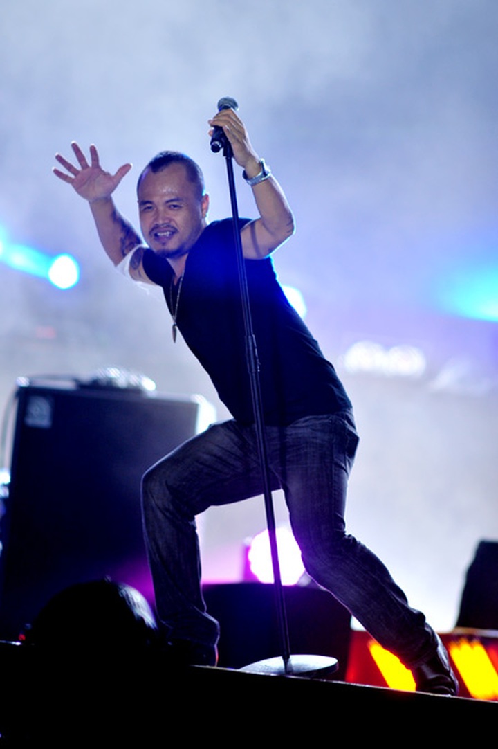 Vietnamese, foreign singers heat MTV Exit 2012 - 5