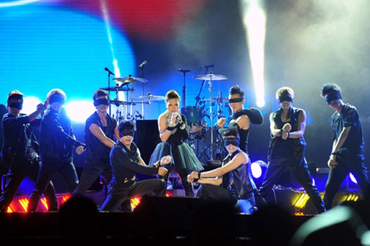 Vietnamese, foreign singers heat MTV Exit 2012 - 7