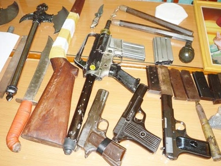Weapons smugglers get 21 years - 1